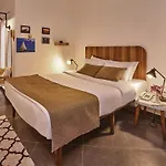 מלון Maya Bistro & 4*