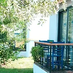 Maya Bistro & 4*