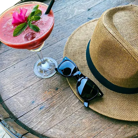 Maya Bistro & Hotell