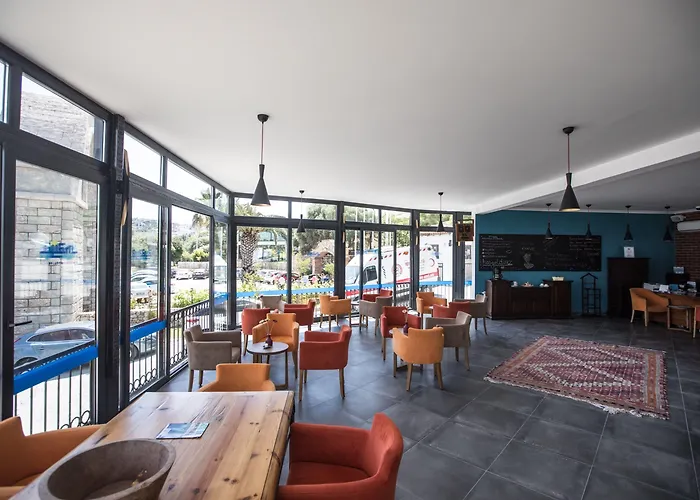 מלון Maya Bistro &