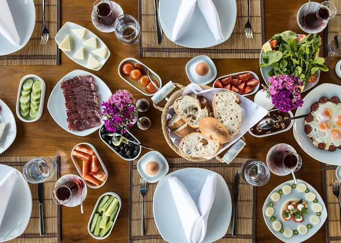 מלון Maya Bistro &