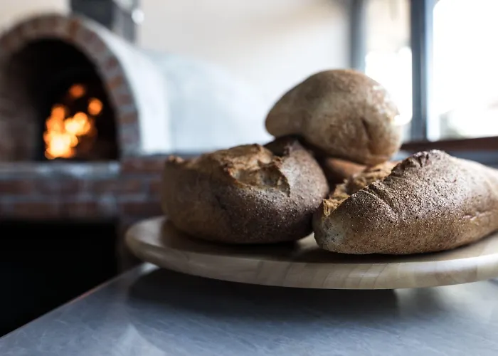 מלון Maya Bistro &