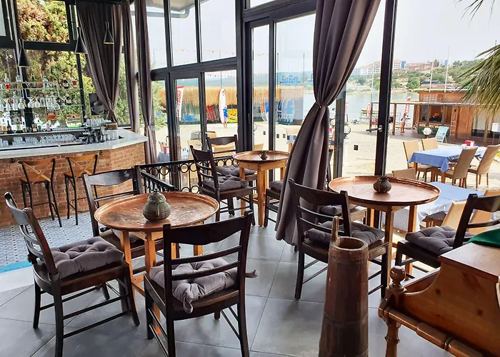 מלון Maya Bistro &